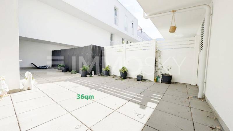 Weitläufige geflieste Terrasse mit viel Platz für individuelle Gestaltung und Pflanzen.