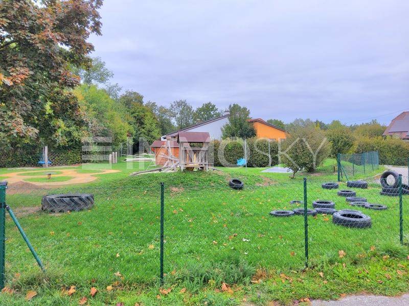 ..in unmittelbarer Nähe Spielplatz mit Kindergarten