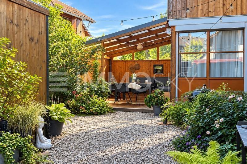 Garten und überdachte Terrasse