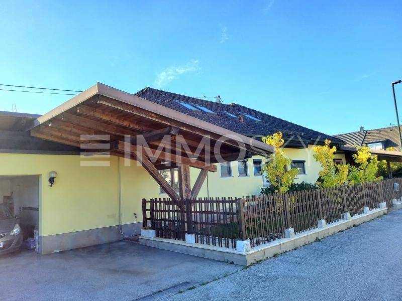 Bungalow mit Carport und Garage