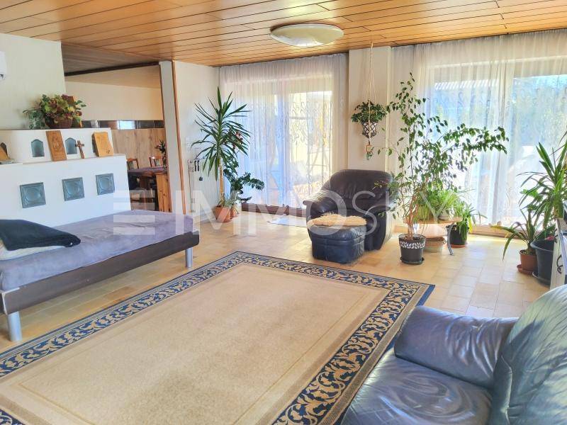 Wohnraum mit Kachelofen und Ausgang Terrasse