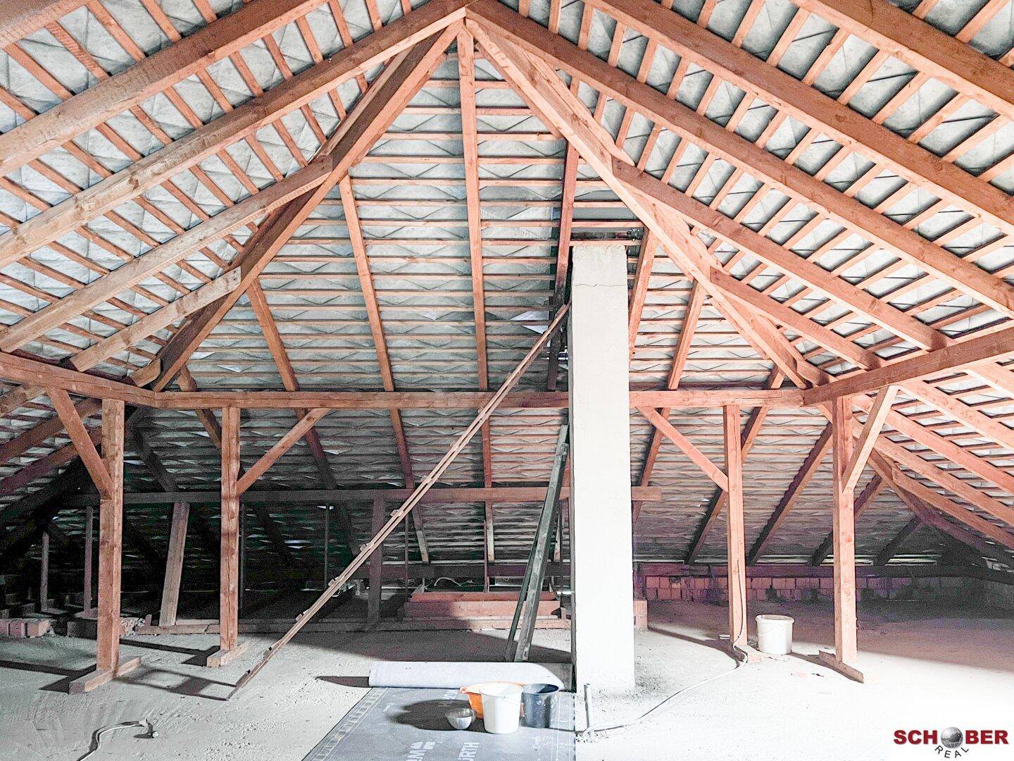 Unausgebauter Dachboden mit sichtbarer Holzkonstruktion und viel Potenzial.
