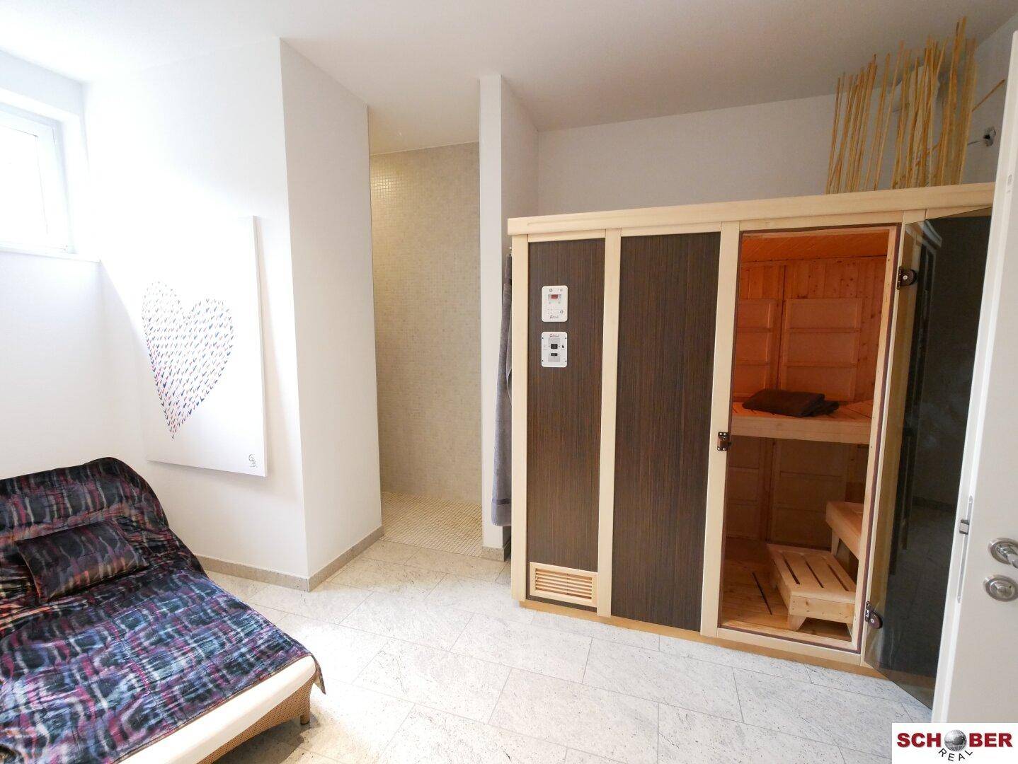 Private Sauna im Wellnessbereich mit Liegemöglichkeit und Fenster.