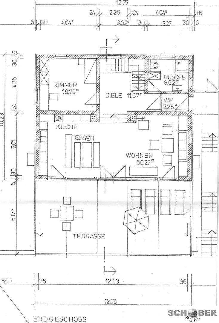 Grundriss des Erdgeschosses mit offener Küche, Wohn-Essbereich und großer Terrasse.