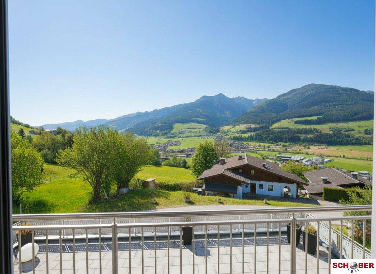 Weitläufiger Bergblick von der Terrasse über grüne Hügel und Täler.