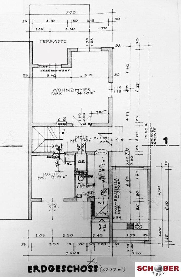 Grundriss des Erdgeschosses mit Wohnzimmer, Küche, Terrasse und Garage.