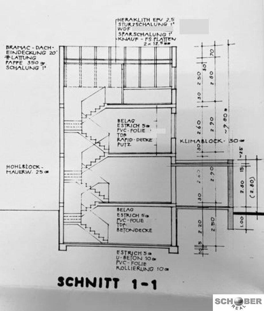 Schnittzeichnung des Gebäudes zeigt die Geschosse und Konstruktionsdetails.
