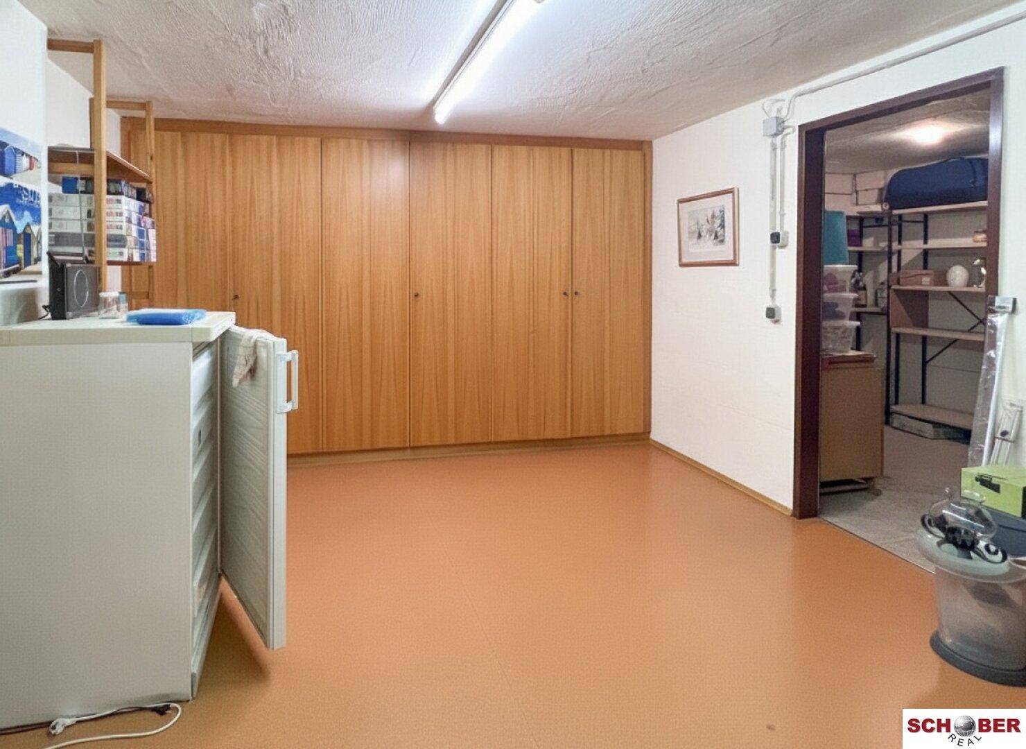 Geräumiger Kellerraum mit Einbauschränken und viel Stauraum, ideal für Hobbys oder Lagerung.