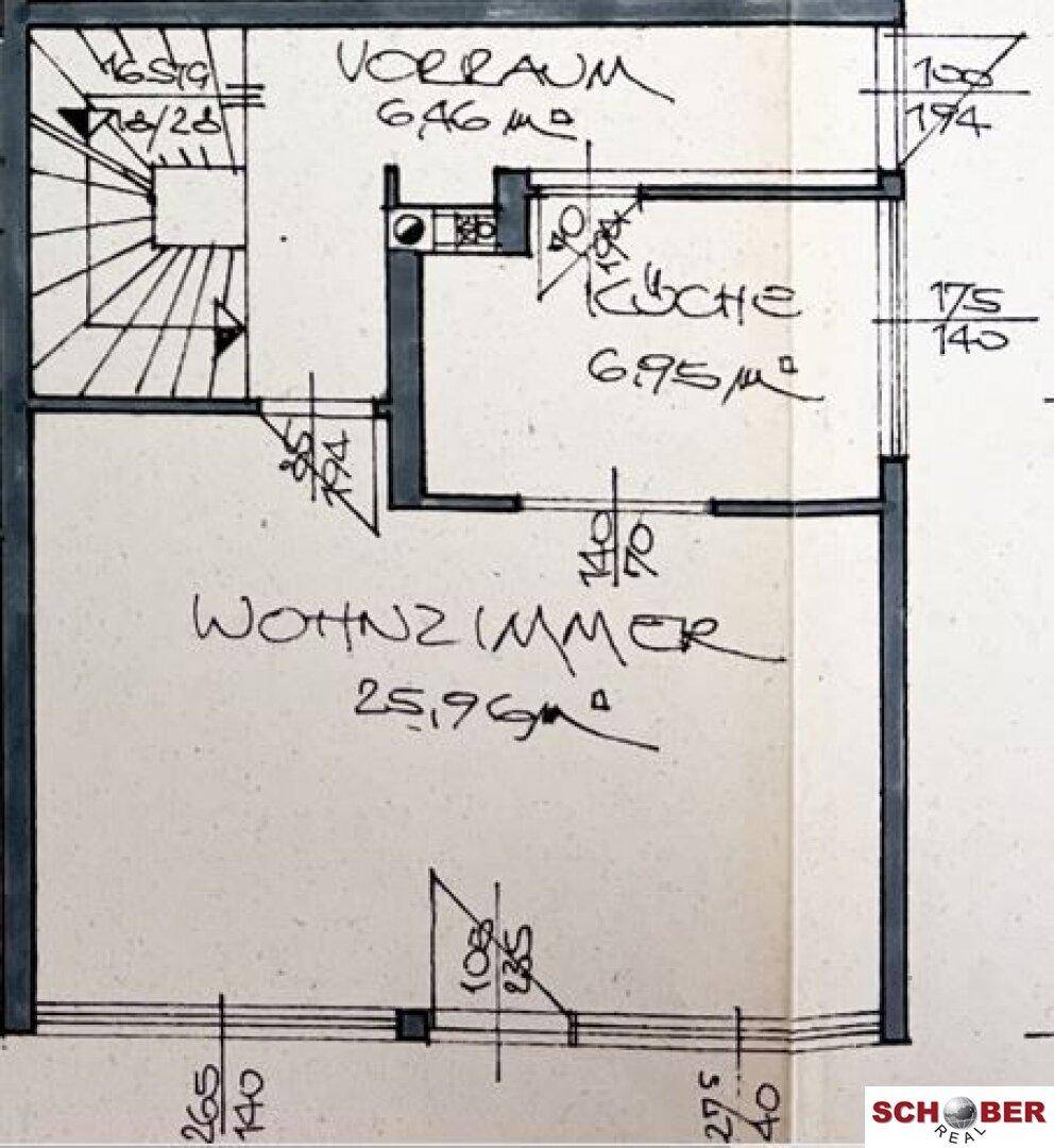 Handgezeichneter Grundriss mit Vorraum, Küche und Wohnzimmer, inklusive Treppenaufgang und Maßangaben.