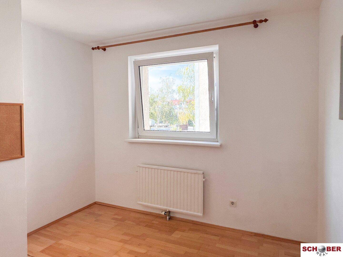 Weiteres helles Zimmer mit Parkettboden und Fenster, vielseitig nutzbar.