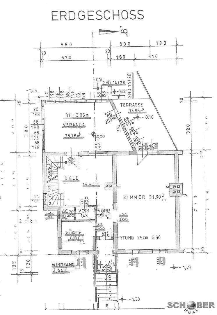 Grundriss des Erdgeschosses mit Diele, Zimmer, Küche, WC, Veranda und Terrasse.