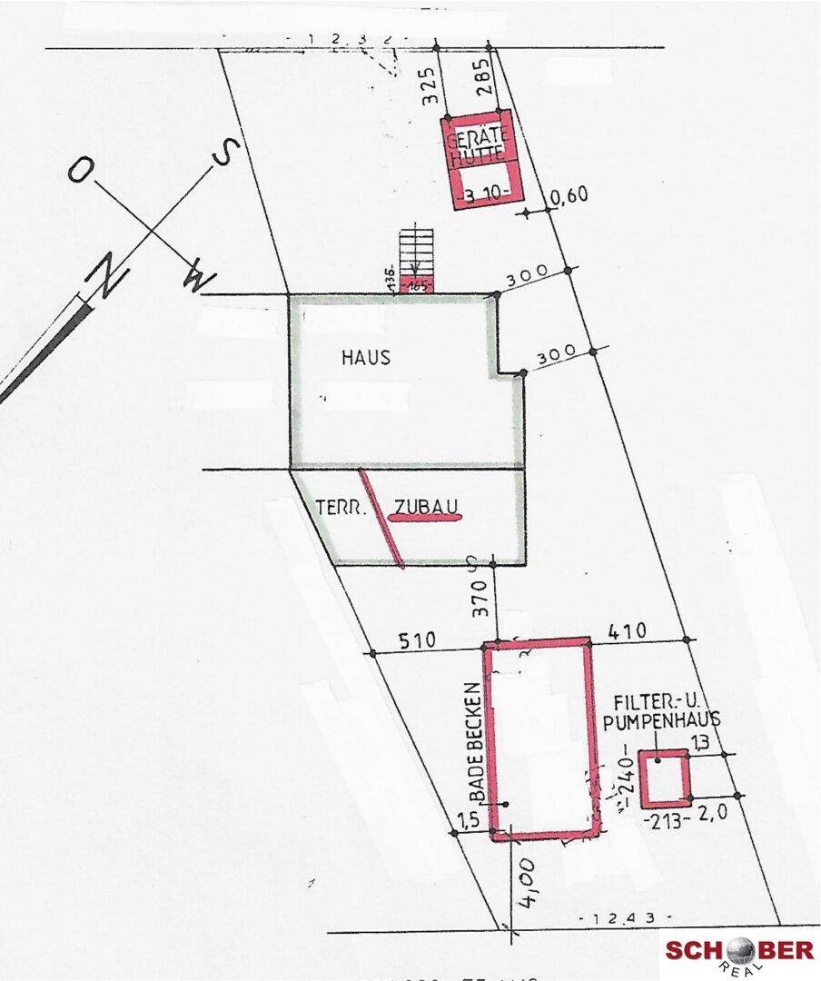Lageplan des Grundstücks mit Haus, Anbau, Badebecken und Filter- und Pumpenhaus.
