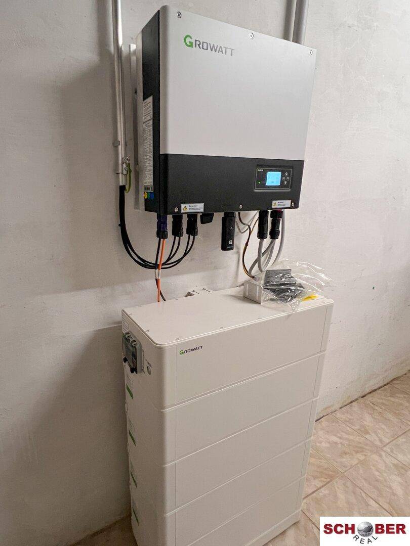 Technikraum mit Photovoltaik-Wechselrichter und Batteriespeicher für nachhaltige Energieversorgung des Hauses.