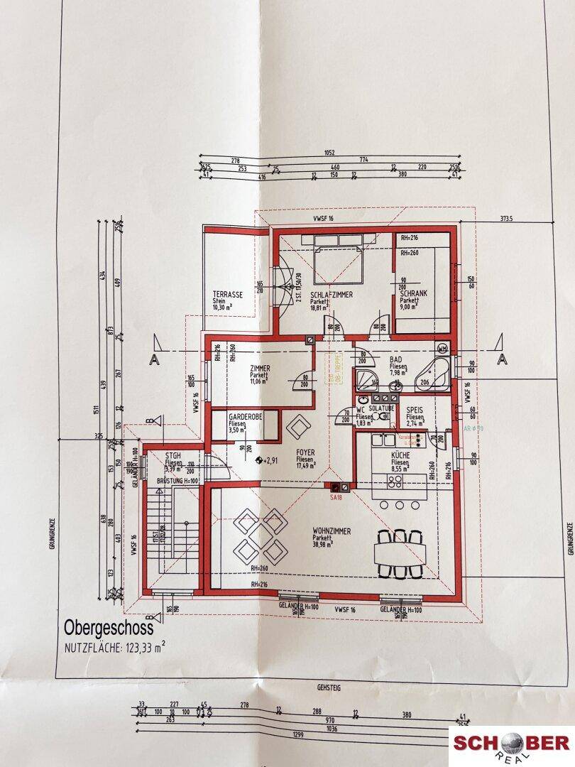 Grundriss des Obergeschosses mit Schlafzimmern, Bad, Küche, Wohnzimmer und einer Terrasse.