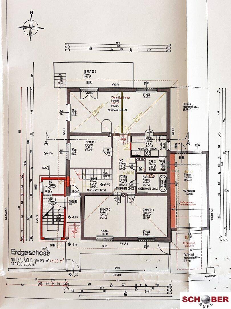 Grundriss des Erdgeschosses mit Zimmern, Bad, WC, Küche, Carport und Zugang zur Terrasse.