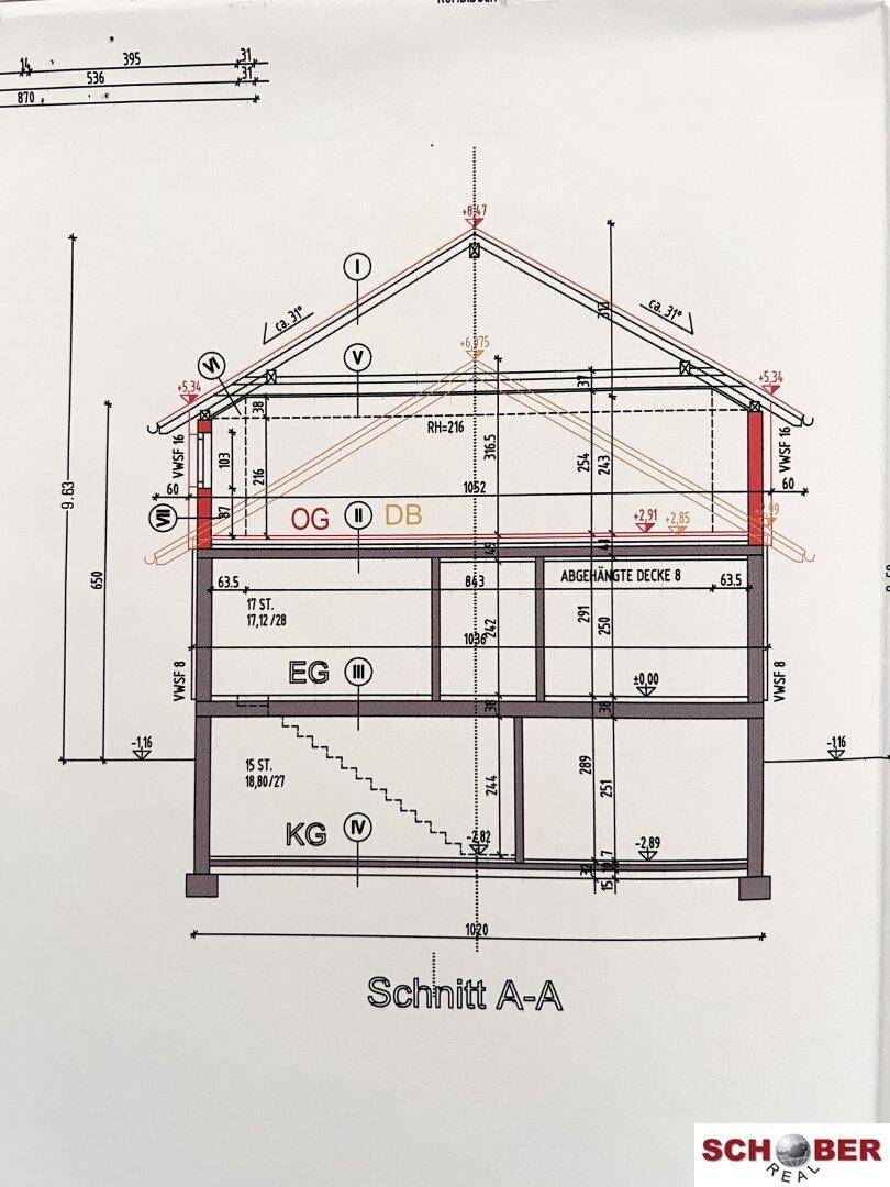 Architektonischer Schnittplan des Gebäudes, der die verschiedenen Stockwerke und die Dachkonstruktion darstellt.