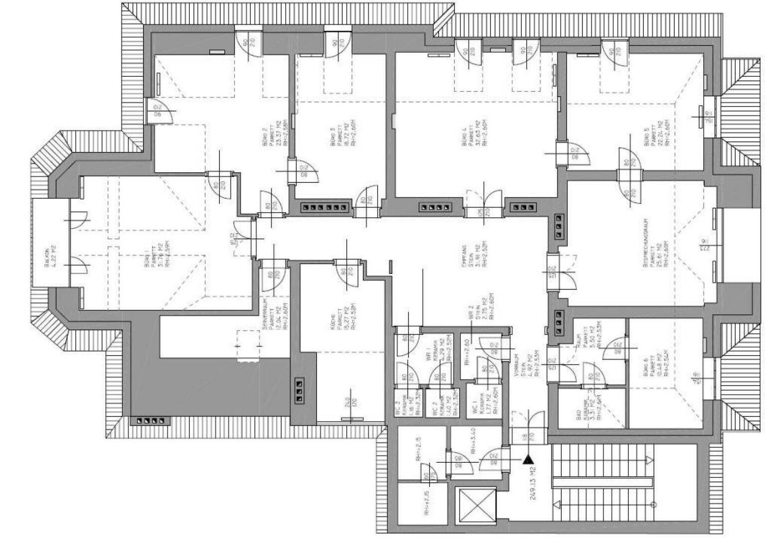 Detaillierter Grundriss mit mehreren Räumen, Abmessungen und Treppenhaus.