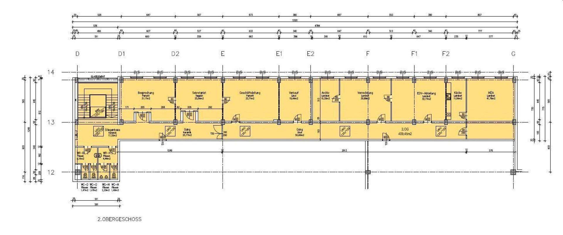Grundriss eines Bürogebäudes mit mehreren Einzelbüros, Treppenhaus und Sanitäranlagen auf einer Etage.