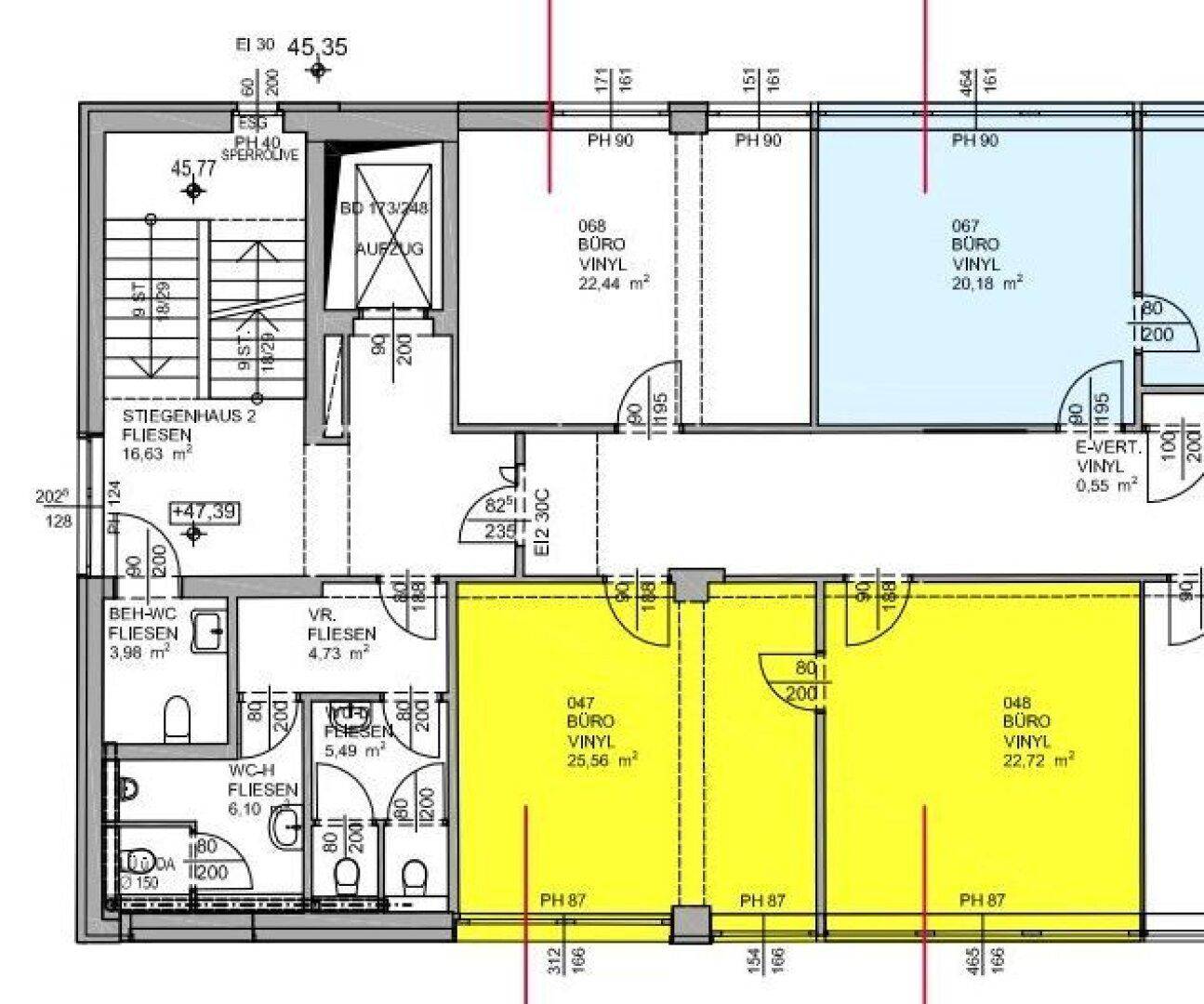 Grundriss des Erdgeschosses mit mehreren Büroräumen, Treppenhaus und Sanitäranlagen.