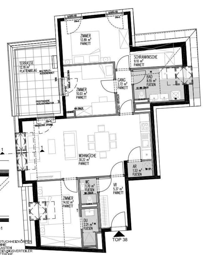 Grundriss einer Wohnung mit Wohnküche, mehreren Zimmern, Bad, WC und Terrasse.