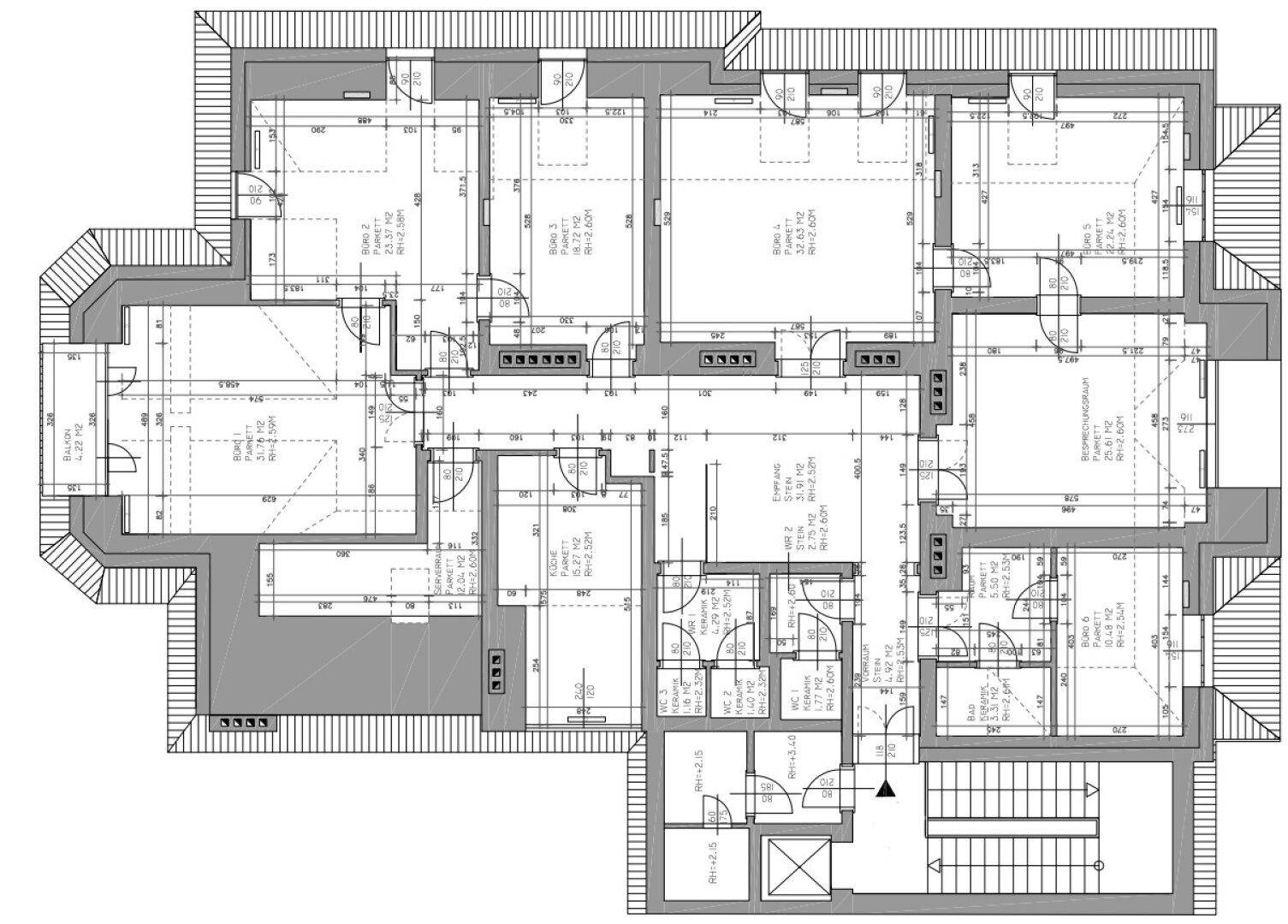Detaillierter Grundriss mit Raumaufteilung, Bemaßungen und einem Balkonbereich sowie Treppenhaus.