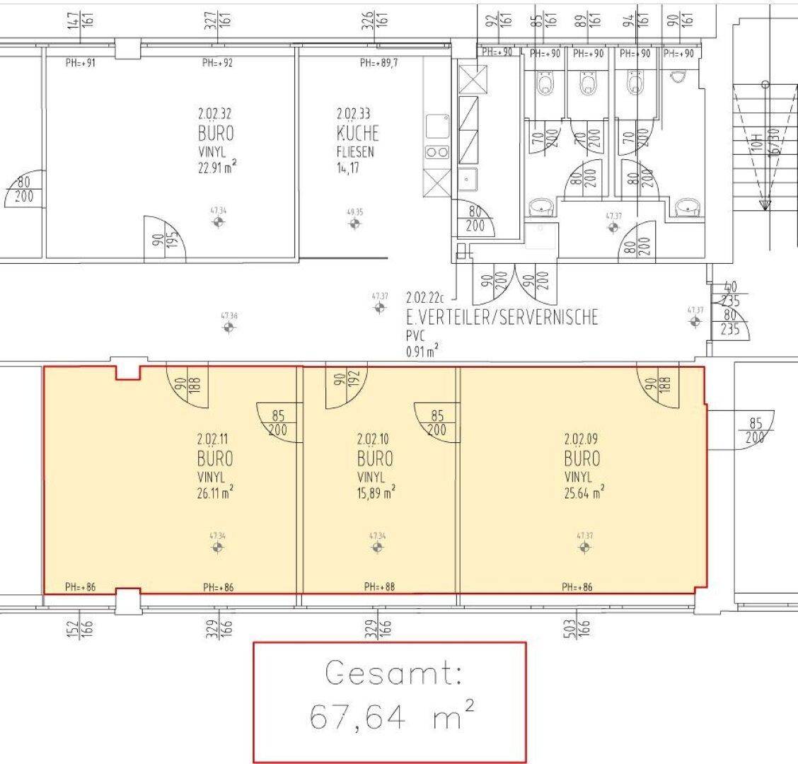 Grundrissplan mit mehreren Büroräumen, einer Küche und einem Serverraum, detailliert dargestellt.