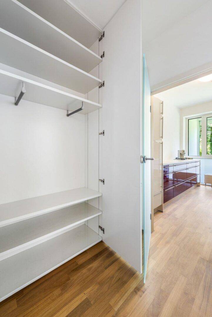 Praktischer Einbauschrank mit offenen Regalen, der zusätzlichen Stauraum bietet.
