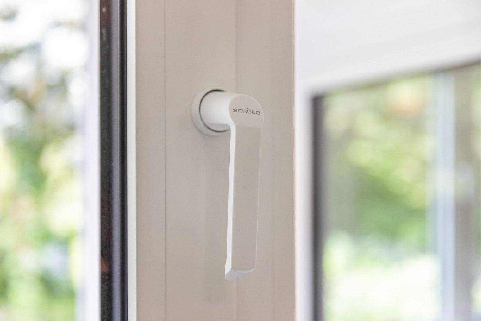 Nahaufnahme eines modernen Fenstergriffs, der die Qualität der verbauten Elemente hervorhebt.