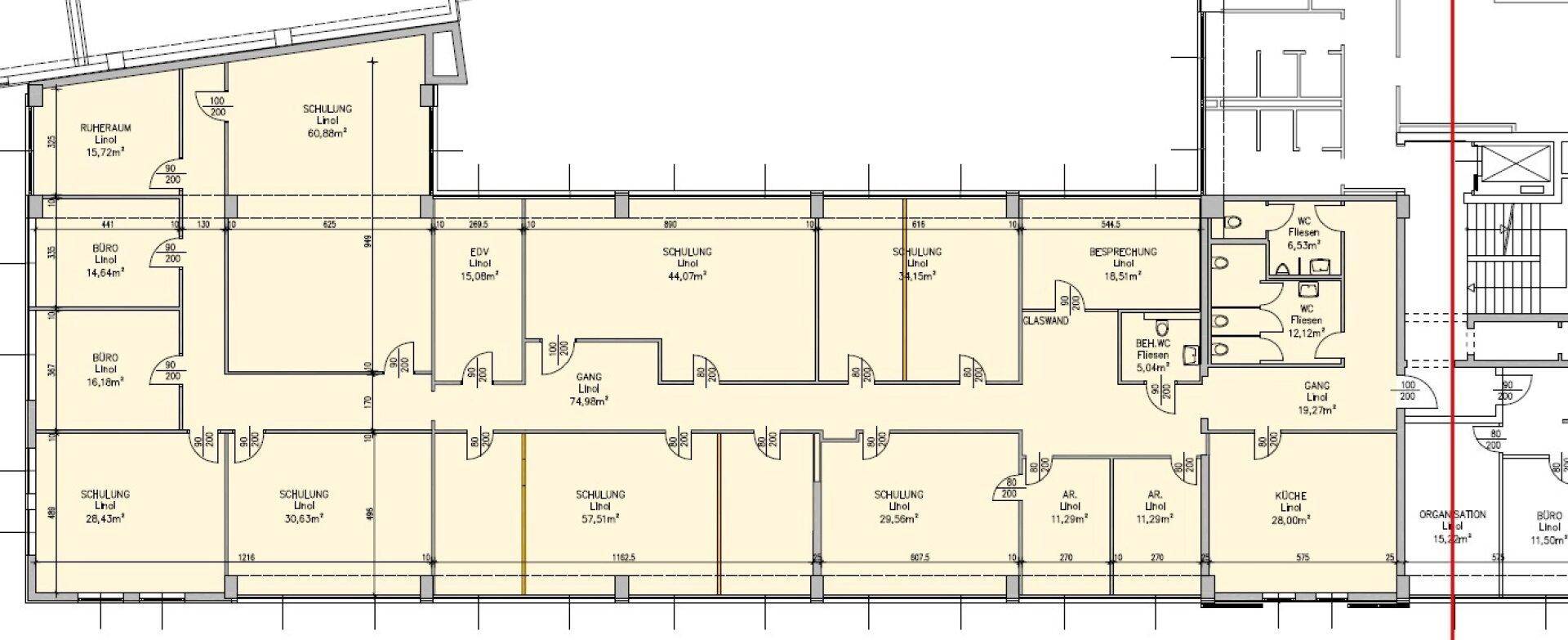 Detaillierter Grundriss eines Bürogebäudes mit mehreren Räumen, Toiletten und Flächenangaben.