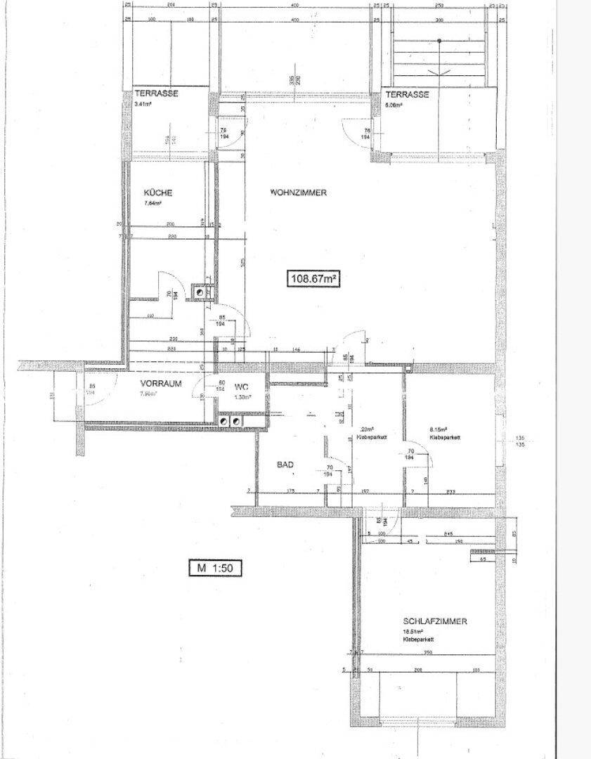 Grundriss einer Wohnung mit Wohnzimmer, Küche, Schlafzimmer, Bad und zwei Terrassen.