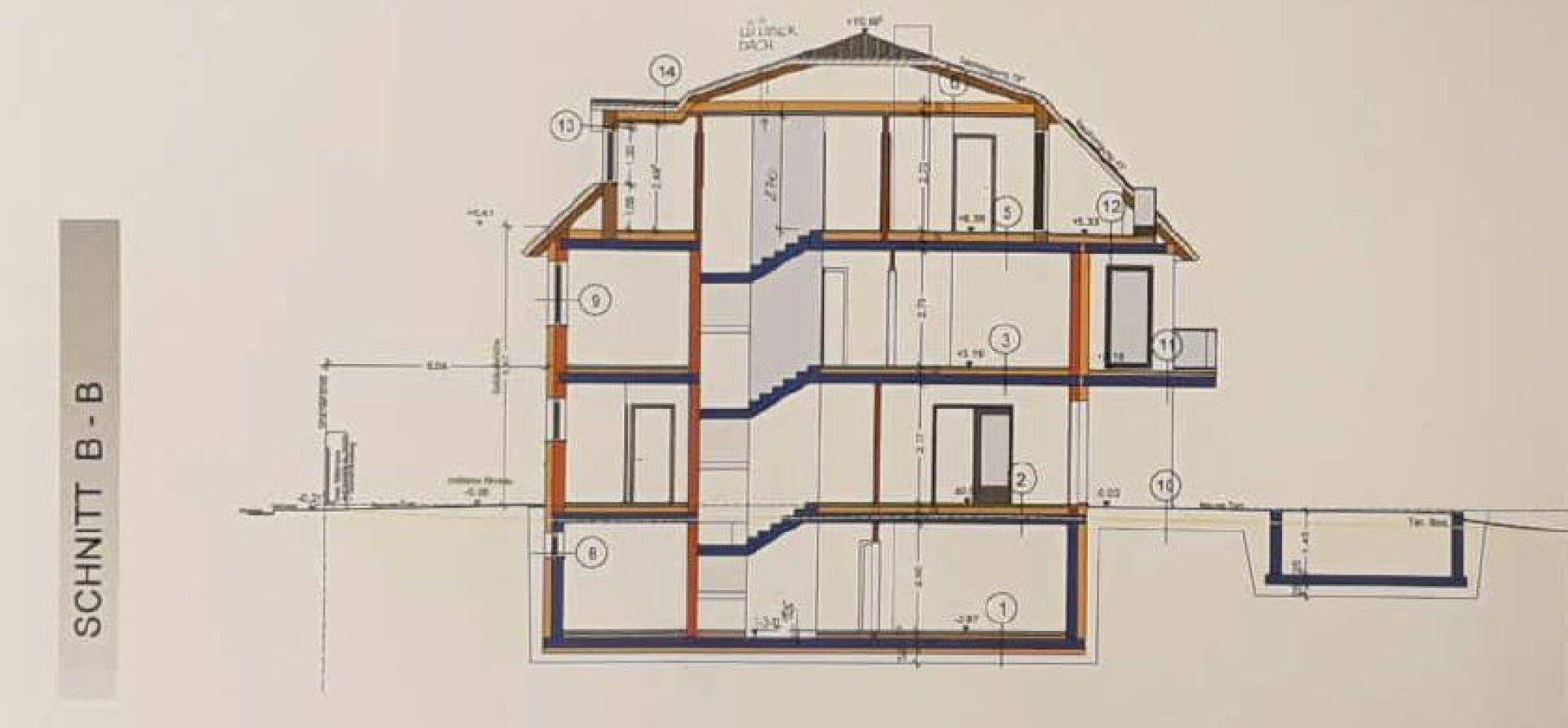 Schnitt B-B des Gebäudes mit Treppenhaus, Balkon und Kellergeschoss.