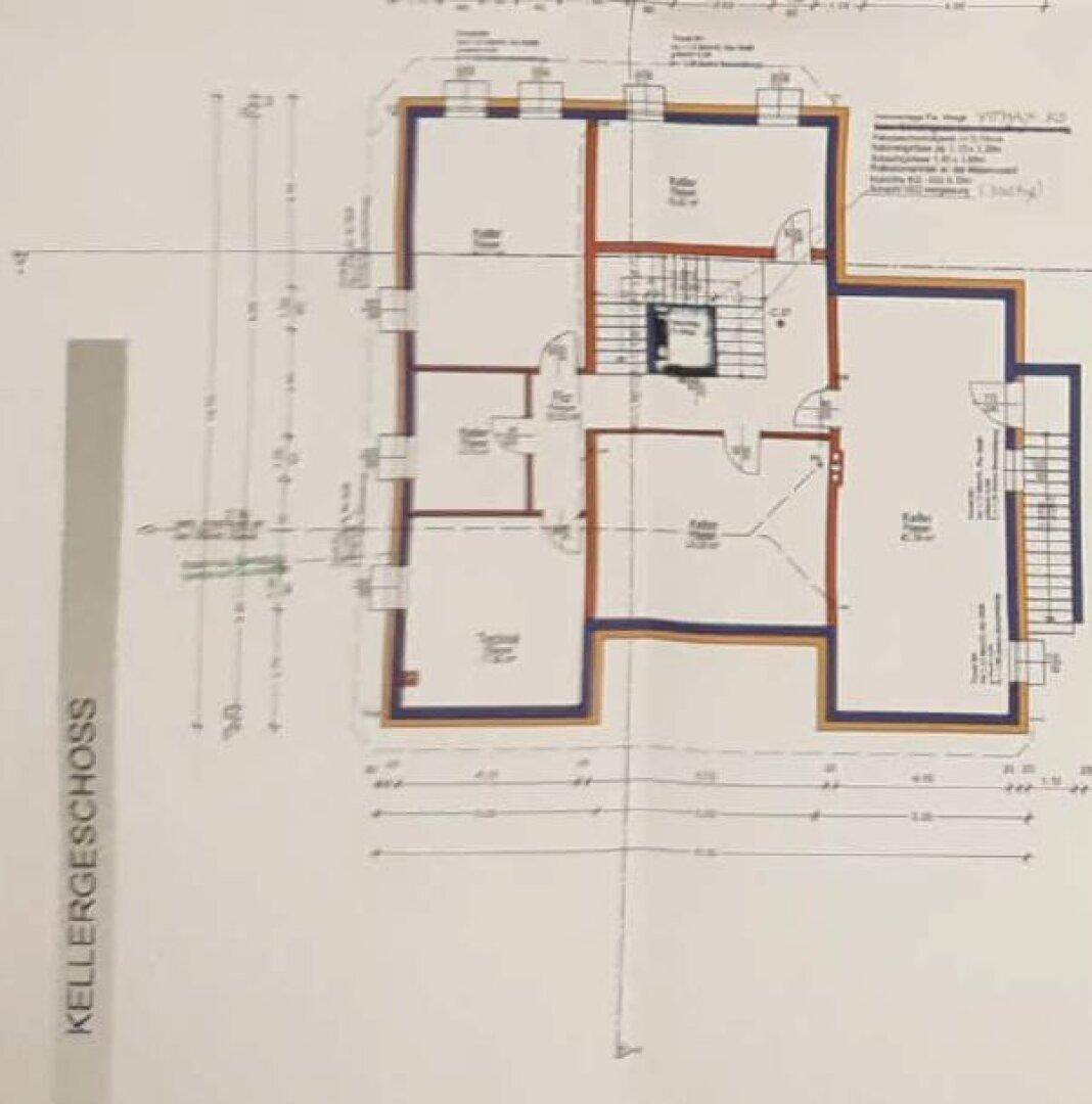 Grundriss des Kellergeschosses mit mehreren Kellerräumen und Treppenhaus.