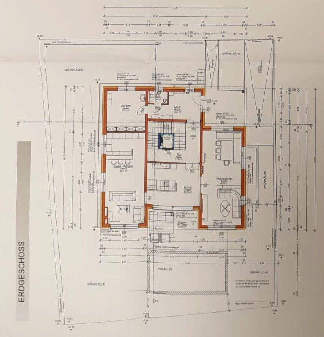 Grundriss des Erdgeschosses mit offenem Wohnbereich, Küche und Zugang zum Außenbereich.