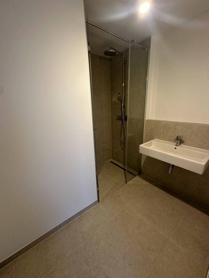 Geräumiges Badezimmer mit moderner Dusche und Waschbecken, bereit für die individuelle Gestaltung.