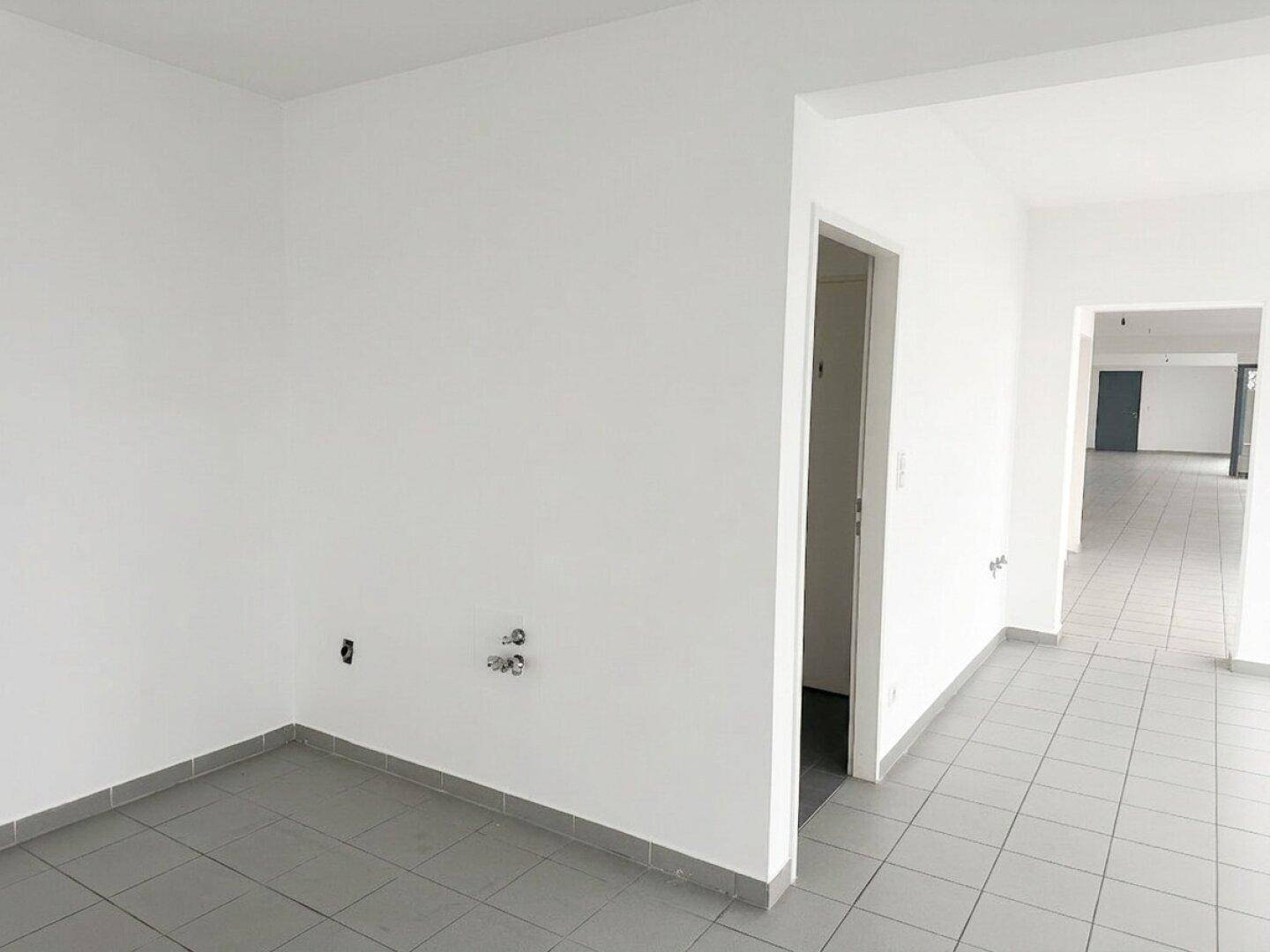 Kleiner Raum mit Wasseranschlüssen, ideal für die Einrichtung einer Teeküche oder eines Abstellraums.