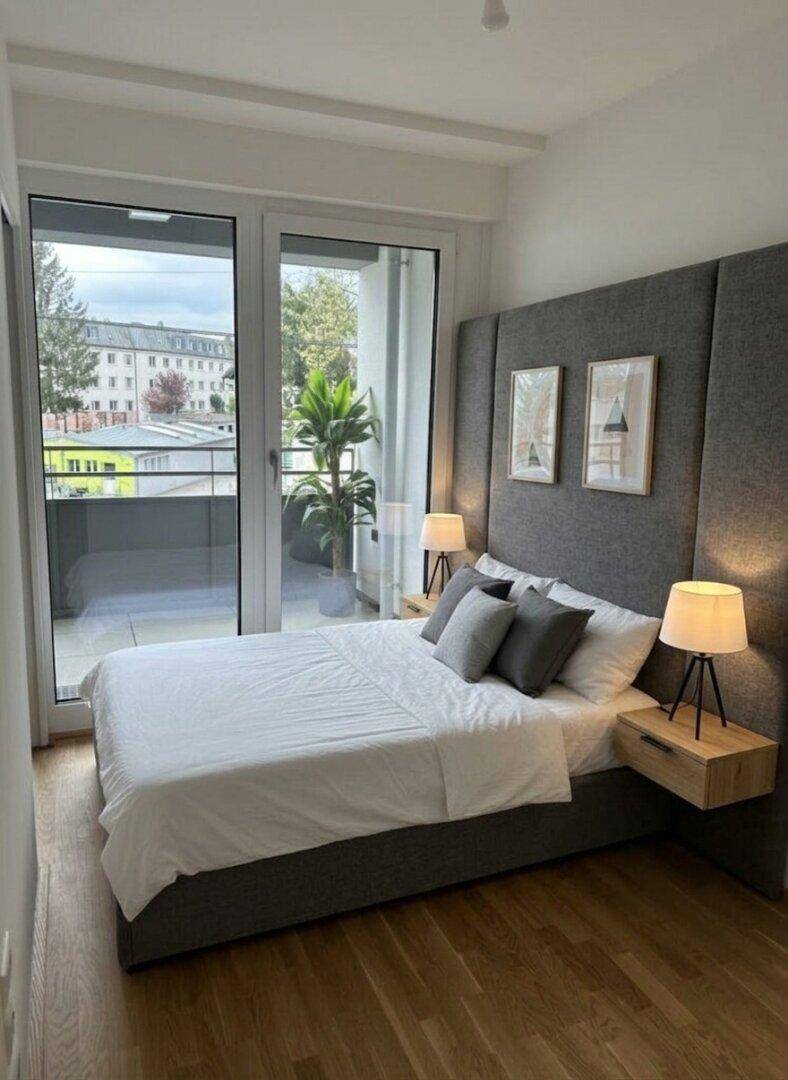 Modernes Schlafzimmer mit Holzboden, großem Fenster und Zugang zum Balkon.