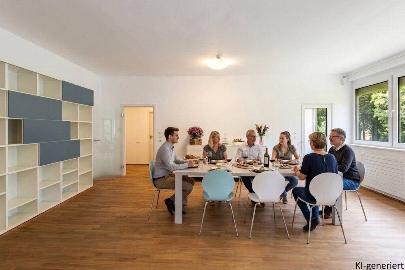 Heller, offener Wohn-Essbereich mit Holzboden, großem Esstisch und modernem Wandregal.