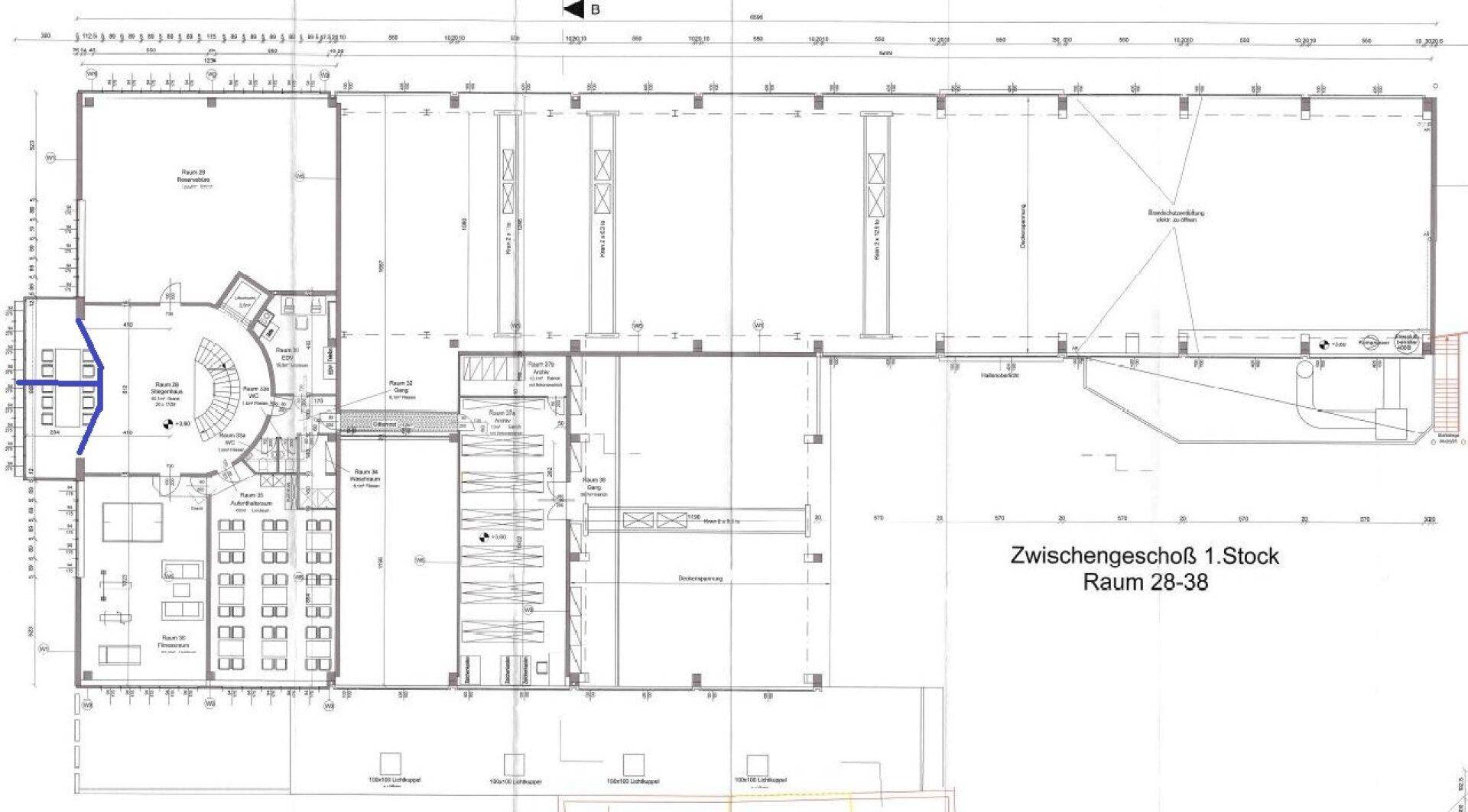 Detaillierter Grundriss eines Zwischengeschosses mit mehreren Räumen und Wendeltreppe.