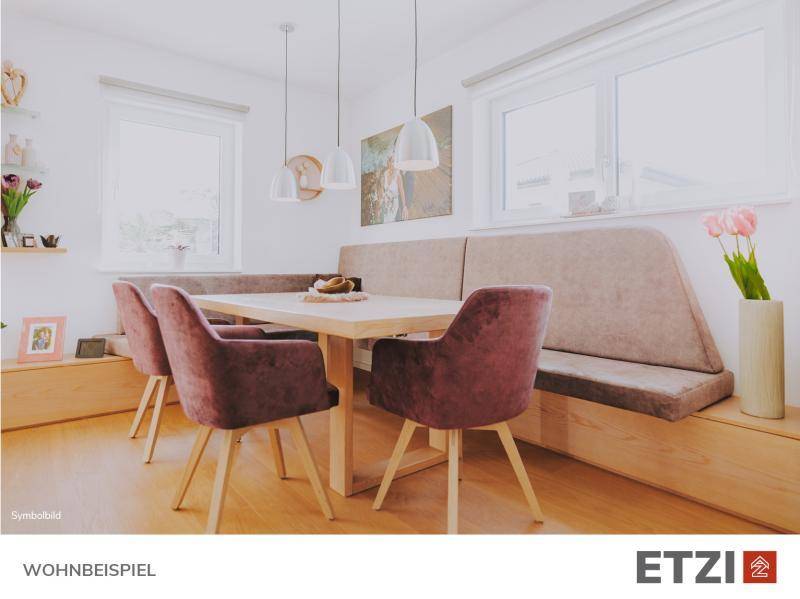 Gemütlicher Essbereich mit Eckbank, Holztisch und großen Fenstern für viel Licht.