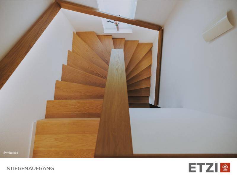 Heller Holztreppenaufgang mit modernem Design und viel natürlichem Licht.
