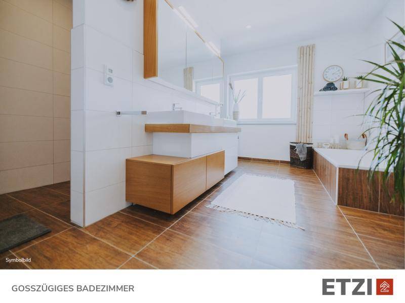 Geräumiges Badezimmer mit moderner Ausstattung, Badewanne, Dusche und Holzdetails.
