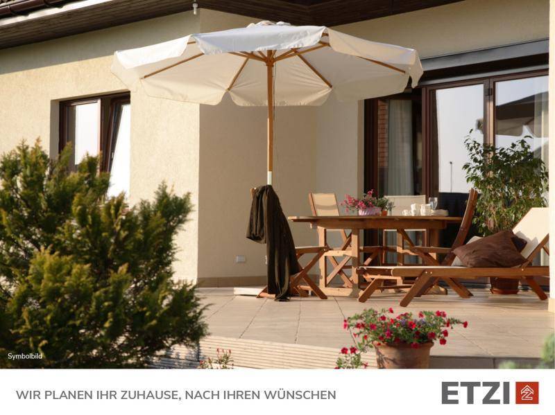 Sonnige Terrasse mit Gartenmöbeln, Sonnenschirm und Pflanzen für entspannte Stunden.
