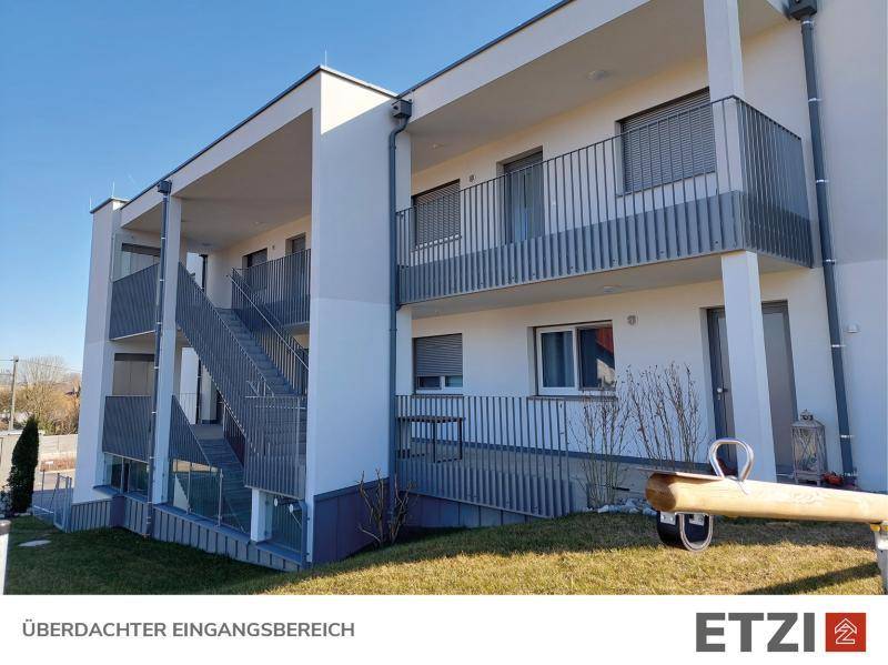 Ansicht des modernen Gebäudes mit Außentreppe und Balkonen.