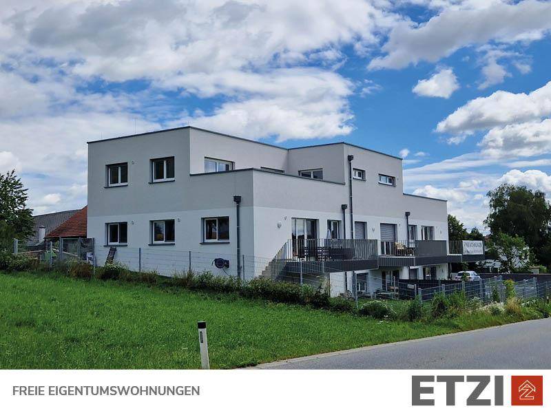 Gesamtansicht des modernen Wohngebäudes in grüner Umgebung.