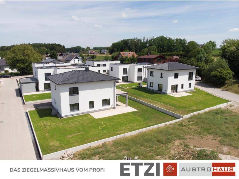 Übersicht der Neubausiedlung mit Einfamilienhäusern und viel Grünfläche.