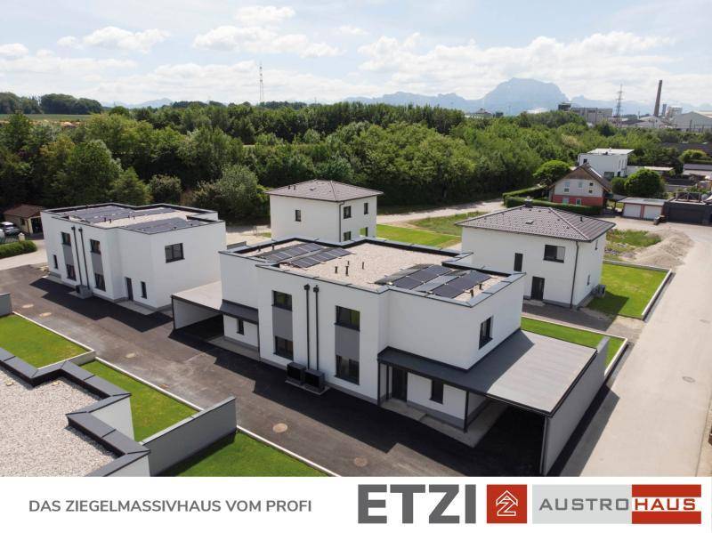 Überblick über eine moderne Wohnanlage mit mehreren Doppelhäusern und Photovoltaik auf den Dächern.