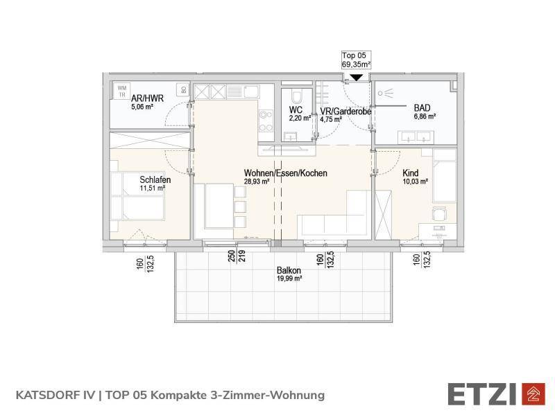 Grundriss der Wohnung Top 05 mit offenem Wohnbereich, Balkon und zwei Schlafzimmern.
