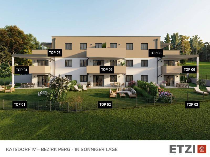 Frontansicht der Wohnanlage mit nummerierten Wohneinheiten, Gärten und Terrassenbereichen.