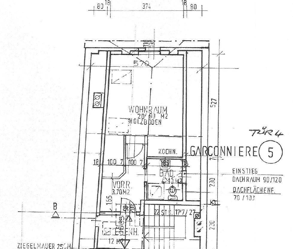 Grundriss einer Garconniere mit offenem Wohnbereich, kleiner Küche und Badezimmer.
