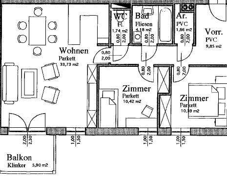 Grundriss einer Wohnung mit Wohnbereich, zwei Zimmern, Bad, separatem WC und Balkon.